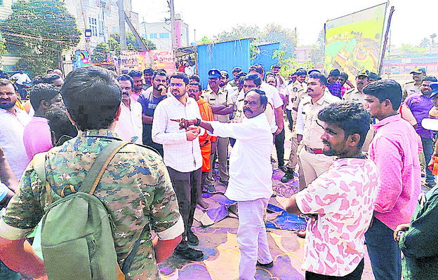 కొలిక్కిరాని గ్రౌండ్‌ వివాదం1