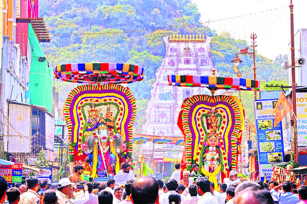 ముస్తాబైన పెళ్లి మండపం(ఇన్‌సెట్‌) గజ, సింహ వాహనాలపై శివ4