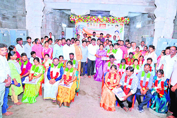 ముస్తాబైన పెళ్లి మండపం(ఇన్‌సెట్‌) గజ, సింహ వాహనాలపై శివ1