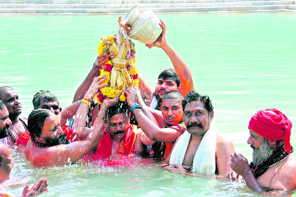 శాస్త్రోక్తంగా చండీశ్వరునికి త్రిశూల స్నానం1