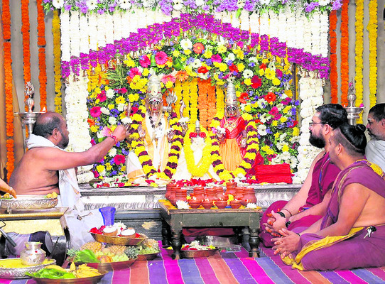 శాస్త్రోక్తంగా చండీశ్వరునికి త్రిశూల స్నానం3