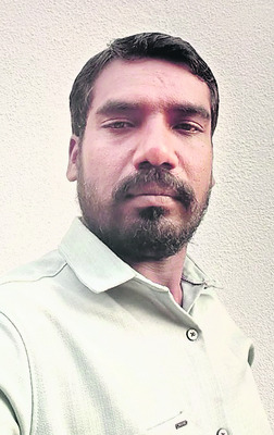 ఇలాంటి నీచుడిని పబ్లిగ్గా ఉరితీయాలి 
1