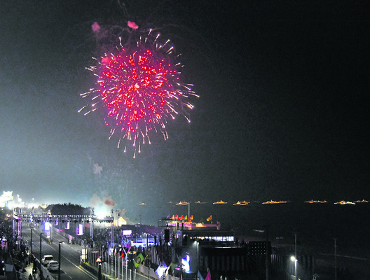 గగన గర్జనలతో సాగర సంబరం2