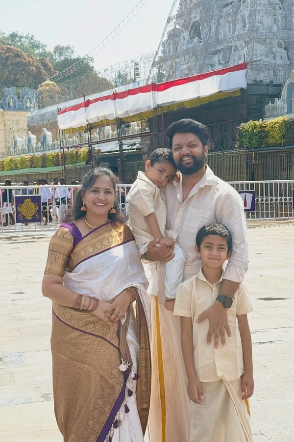 Anchor Lasya with Her family visited Tirumala Photos2