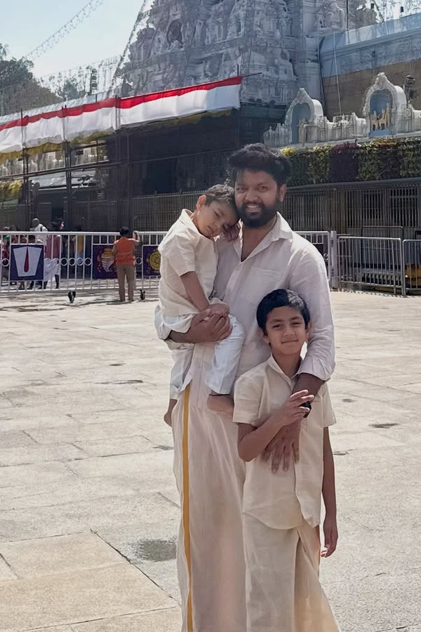 Anchor Lasya with Her family visited Tirumala Photos3