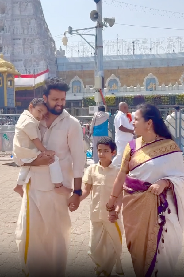 Anchor Lasya with Her family visited Tirumala Photos5