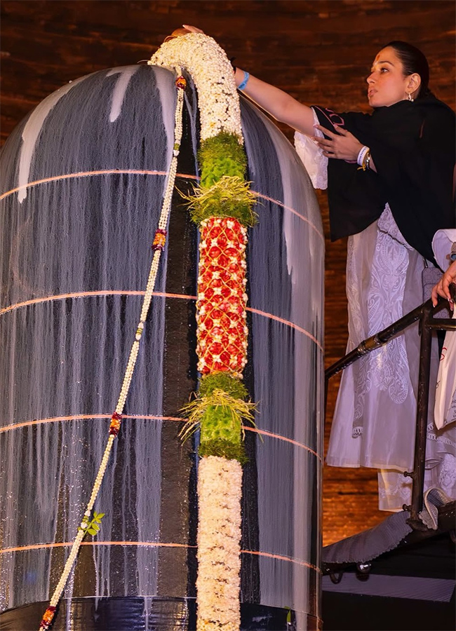 Tamannaah Bhatia Celebrate Maha Shivratri At Isha Foundation10