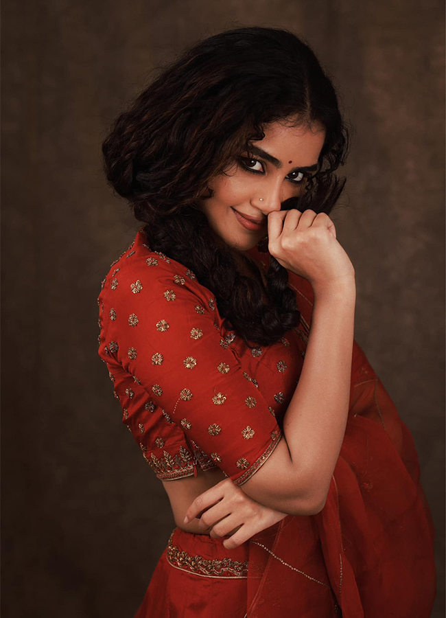 Tollywood Actress Anupama Parameswaran Birthday Special Photos4