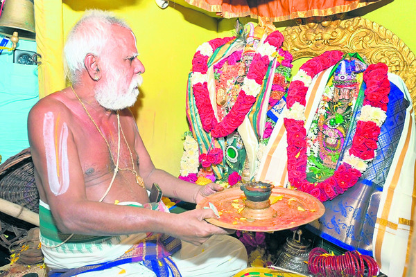 అహోబిలేశుడికి పట్టువస్త్రాల సమర్పణ 1