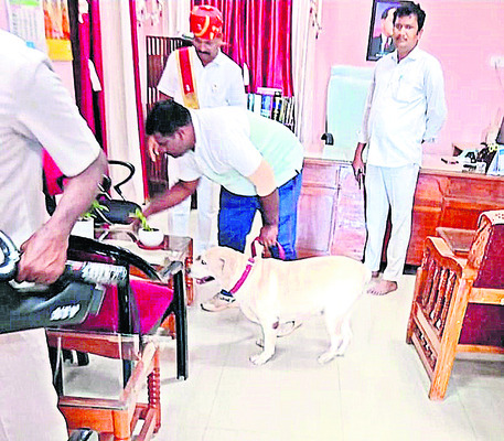 బాంబులు పెట్టాం.. 12:05కు పేలుతాయ్‌ 1