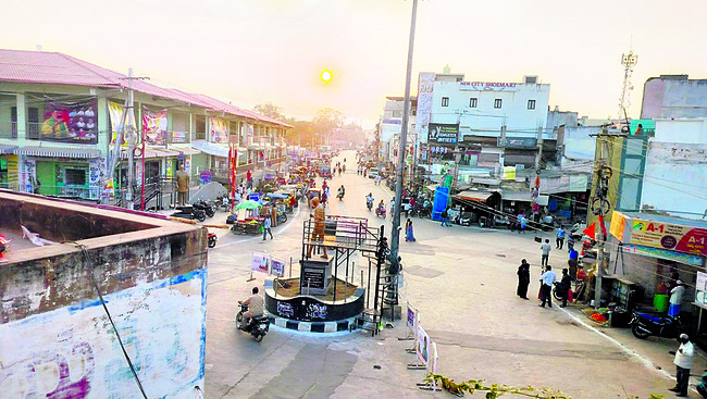 ● మాజీ మంత్రి బుగ్గన చొరవతో ప్యాపిలిలో సెంట్రల్‌ లైటింగ1