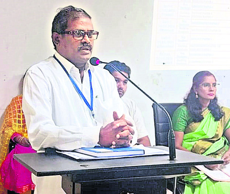 నల్ల బ్యాడ్జీలతో వీఆర్‌ఓల నిరసన  
1