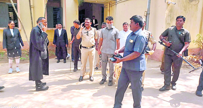 కరీంనగర్‌ కోర్టుకు బాంబు బెదిరింపు1