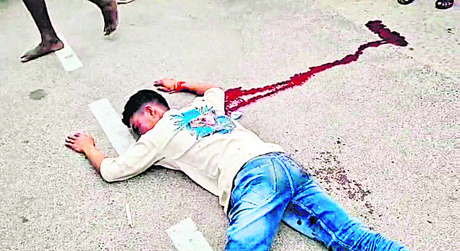 రక్తపు మడుగులో యువకుడు1