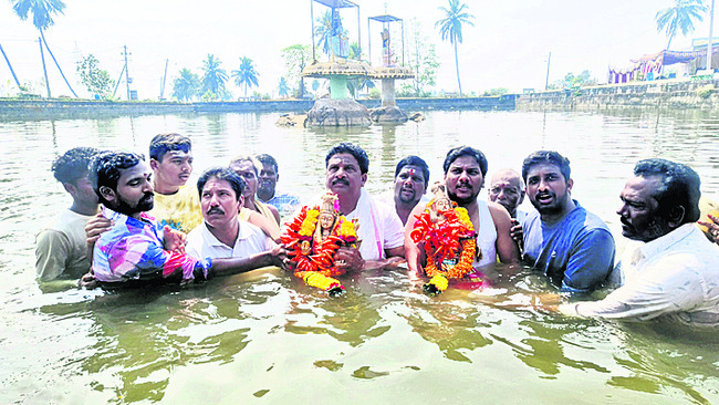 యూరియా అక్రమ పంపిణీపై చర్యలు తీసుకోవాలి 1