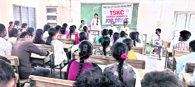 మామిడి తోటలను  పరిశీలించిన శాస్త్రవేతలు 
1