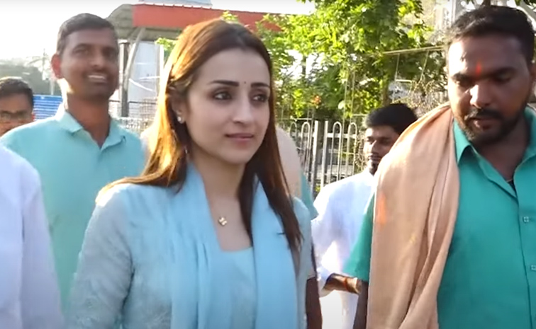 Actress Trisha Krishnan Visits Tirumala Temple Photos12