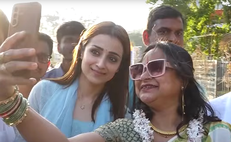Actress Trisha Krishnan Visits Tirumala Temple Photos13