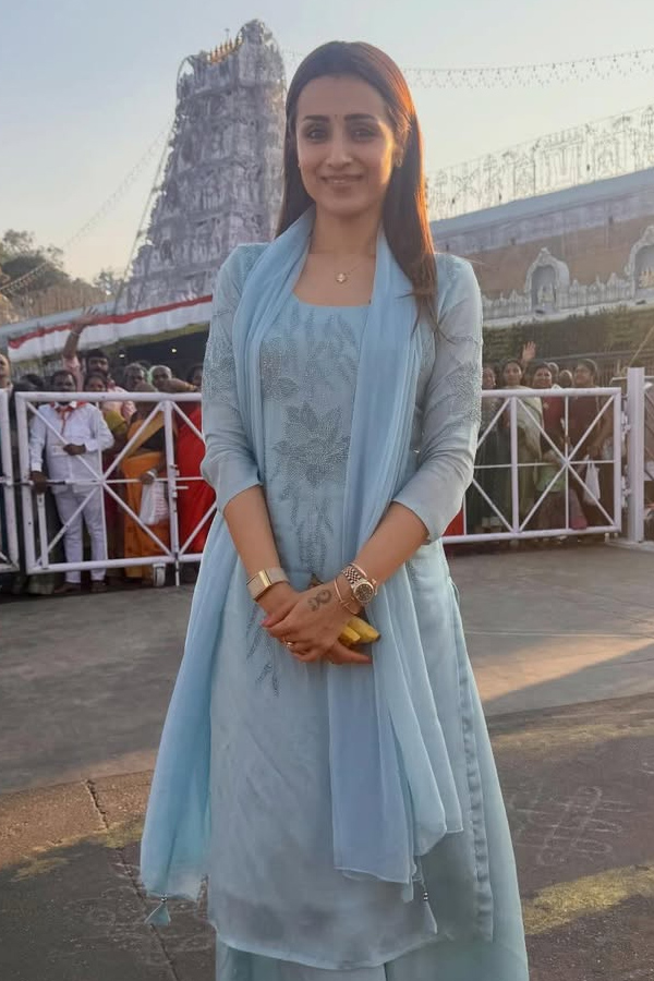 Actress Trisha Krishnan Visits Tirumala Temple Photos5