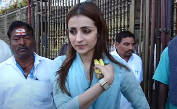 Actress Trisha Krishnan Visits Tirumala Temple Photos6