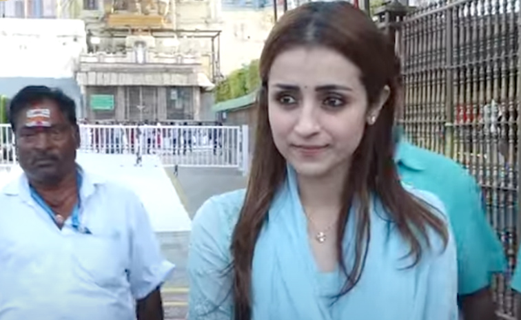 Actress Trisha Krishnan Visits Tirumala Temple Photos7