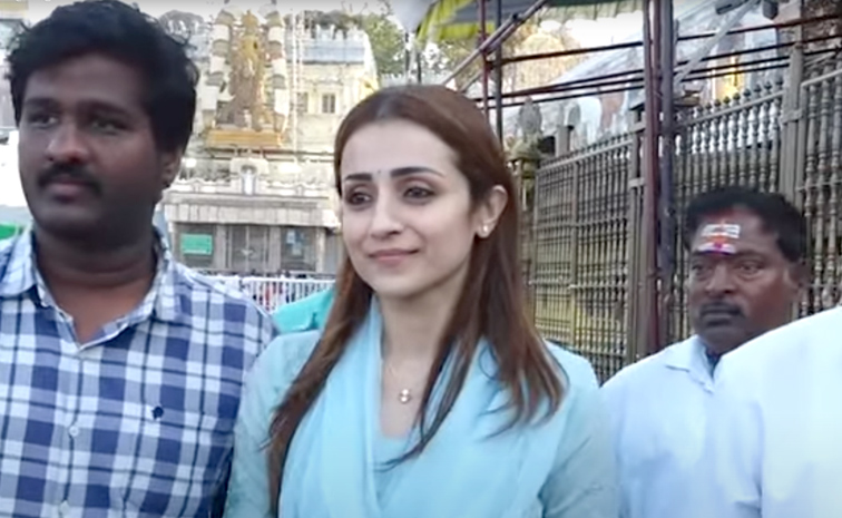 Actress Trisha Krishnan Visits Tirumala Temple Photos8