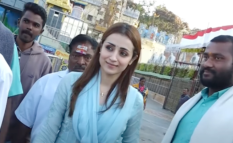 Actress Trisha Krishnan Visits Tirumala Temple Photos9