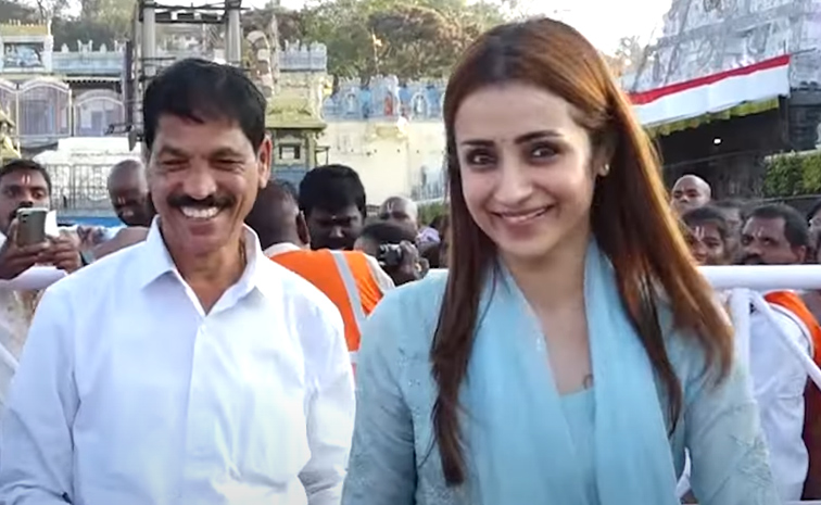 Actress Trisha Krishnan Visits Tirumala Temple Photos10