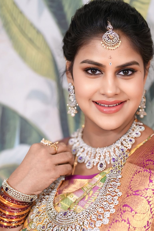 Bigg Boss Sonia Akula look good In traditional saree Photos4