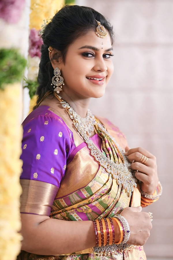 Bigg Boss Sonia Akula look good In traditional saree Photos5