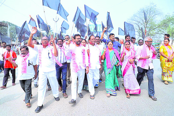 ప్రభుత్వానిది కక్ష సాధింపు చర్యే2