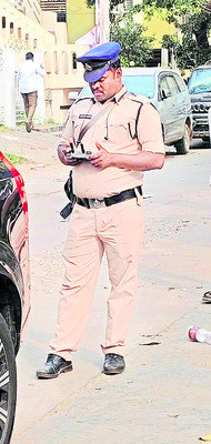 పోలీసుల పచ్చపాతం! 2