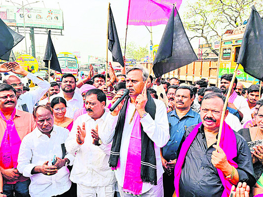 మేడారంలో తగ్గని రద్దీ 1