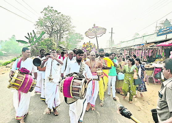 ఘనంగా శ్రీ చక్రతీర్థ స్నానం1