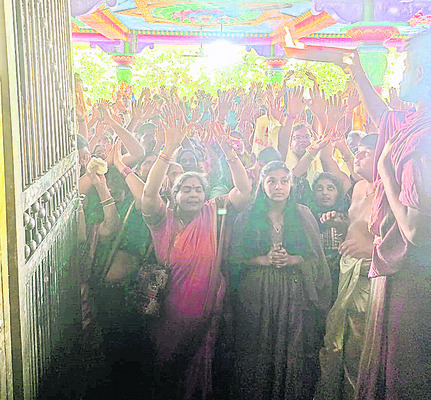 భక్తుల కోలాహలం1