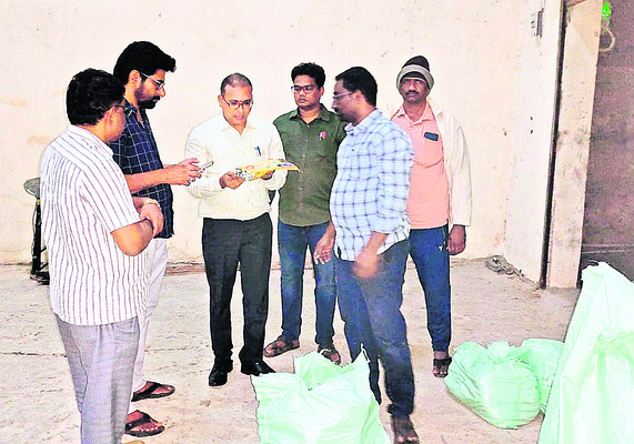 అక్రమ నిల్వలపై  విజిలెన్స్‌ దాడులు
1