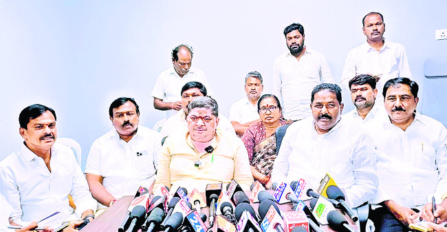 మేడారంలో తగ్గని రద్దీ 1