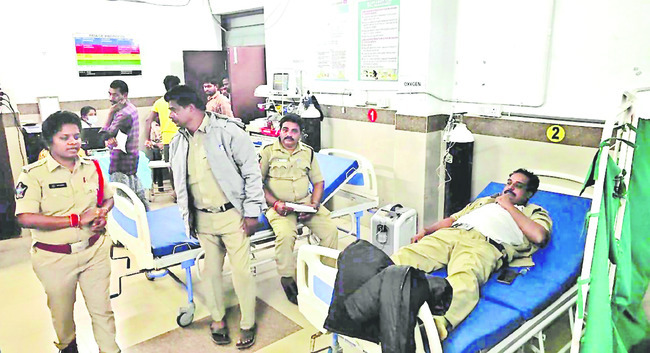 కట్టమూరులో పోలీసులపై దాడి1