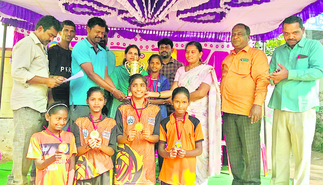 సెపక్‌తక్రా పోటీల్లో విజేత ఉరవకొండ 
1