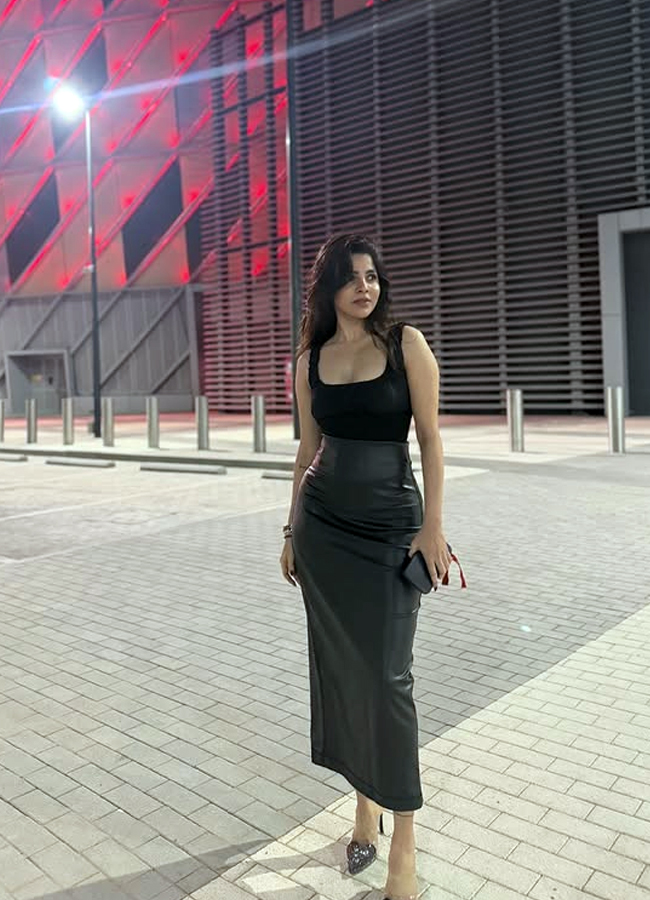 Divya Bharathi chilling out in Dubai (Photos)2