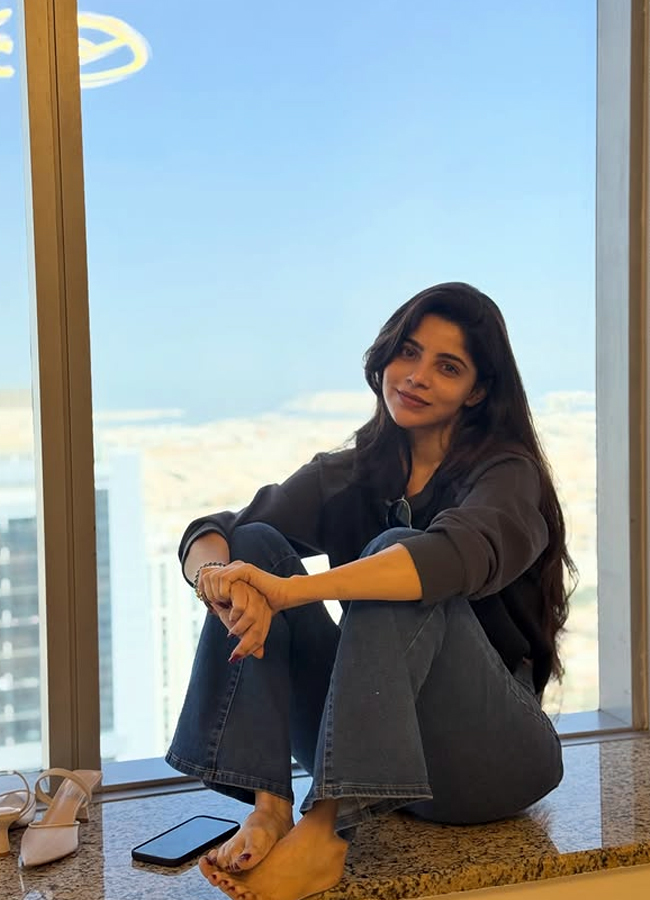 Divya Bharathi chilling out in Dubai (Photos)15