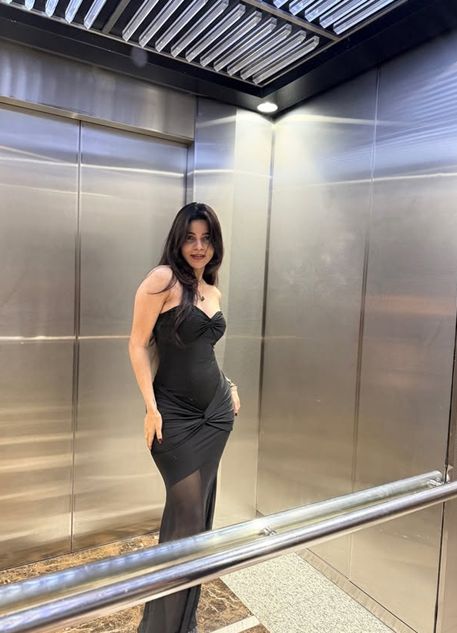 Divya Bharathi chilling out in Dubai (Photos)16