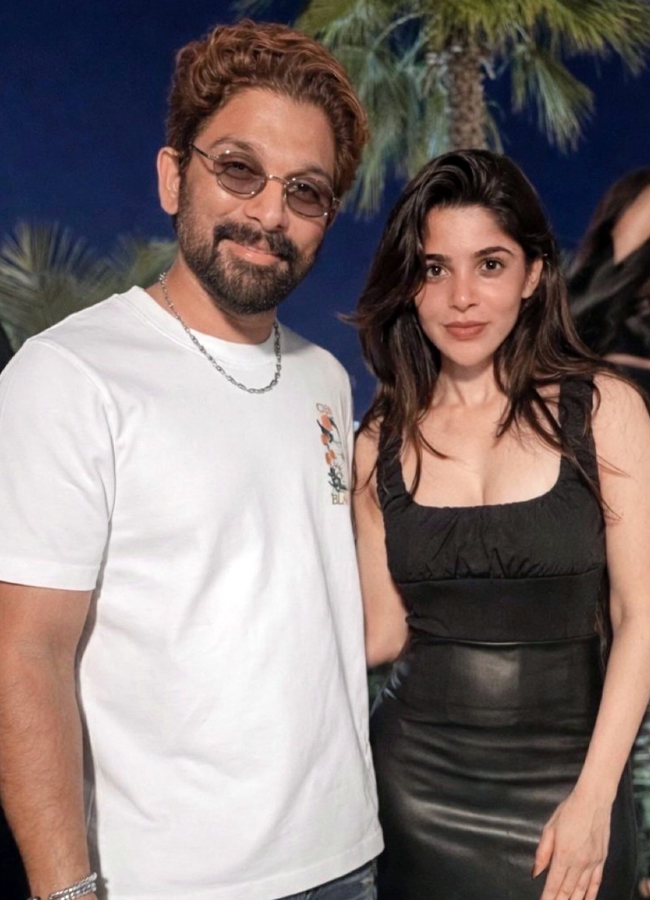 Divya Bharathi chilling out in Dubai (Photos)18