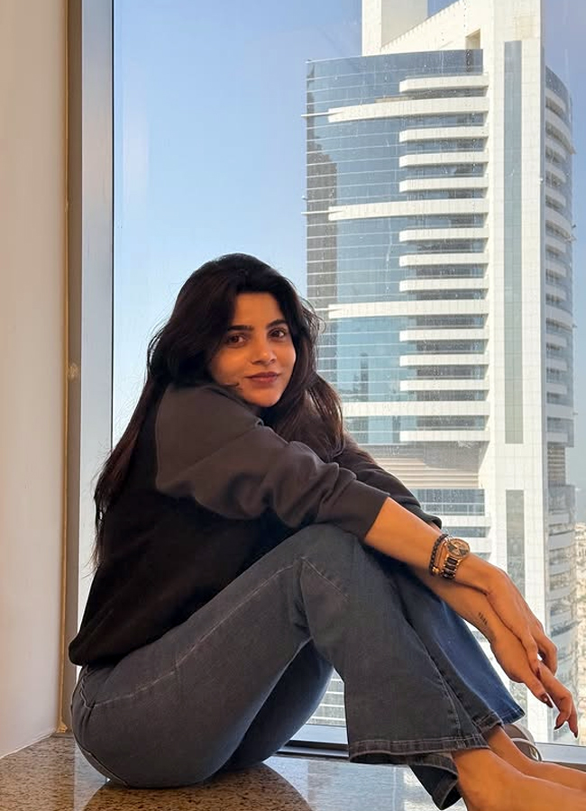 Divya Bharathi chilling out in Dubai (Photos)4