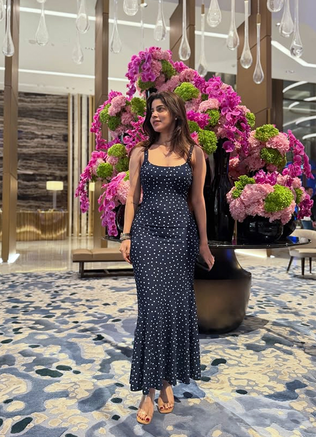 Divya Bharathi chilling out in Dubai (Photos)8