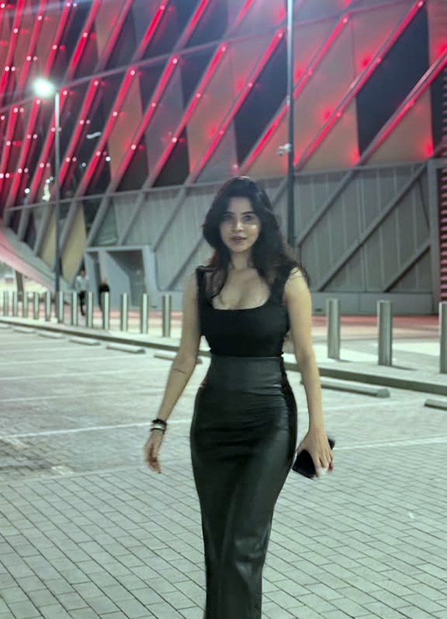 Divya Bharathi chilling out in Dubai (Photos)10