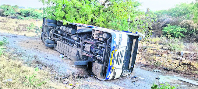 డ్రైవర్‌ నిర్లక్ష్యం.. బస్సు బోల్తా 1