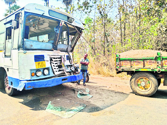 ఇసుక ట్రాక్టర్‌ను ఢీకొన్న ఆర్టీసీ బస్సు 1