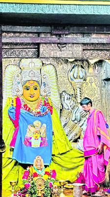 భద్రకాళి అమ్మవారికి  చీర బహూకరణ2