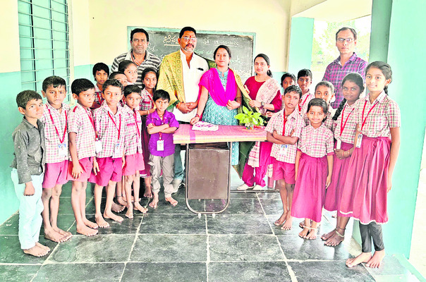 సాక్షి బ్యూరో ఇన్‌చార్జికి ఉత్తమ జర్నలిస్టు అవార్డు
1